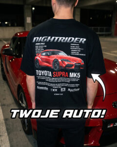 Mężczyzna w czarnej koszulce Toyota Supra MK5 Nightrider przy czerwonej Suprze – napis Twoje auto