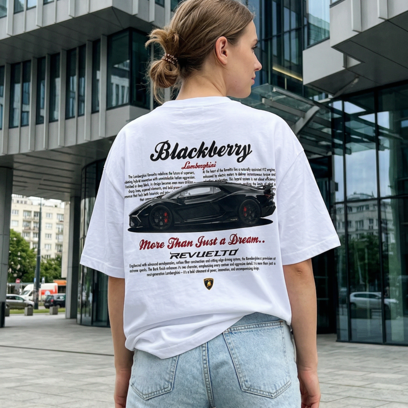 Biała koszulka motoryzacyjna oversize tył na modelce czarne Lamborghini Revuelto Blackberry
