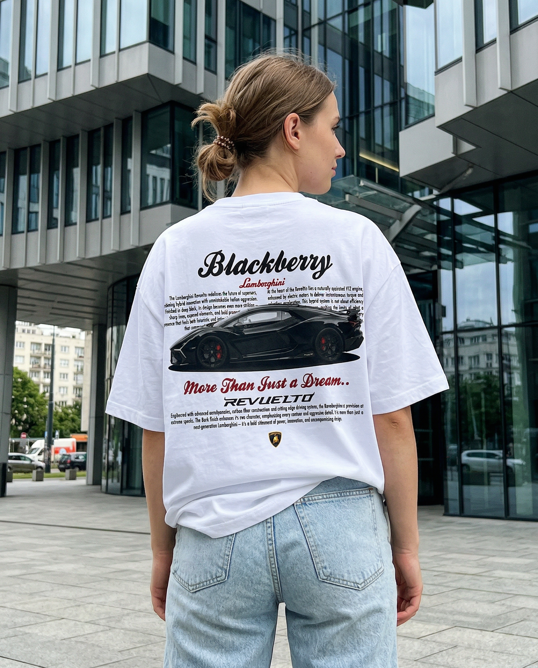 Biała koszulka motoryzacyjna oversize tył na modelce czarne Lamborghini Revuelto Blackberry
