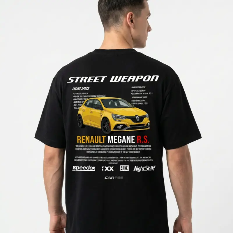Mężczyzna w czarnej koszulce z nadrukiem żółtego Renaulta Megane R.S. na plecach