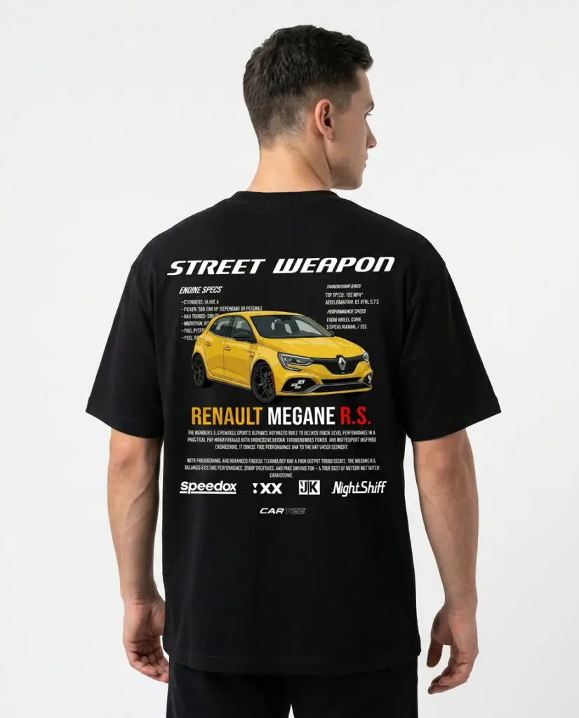 Mężczyzna w czarnej koszulce z nadrukiem żółtego Renaulta Megane R.S. na plecach