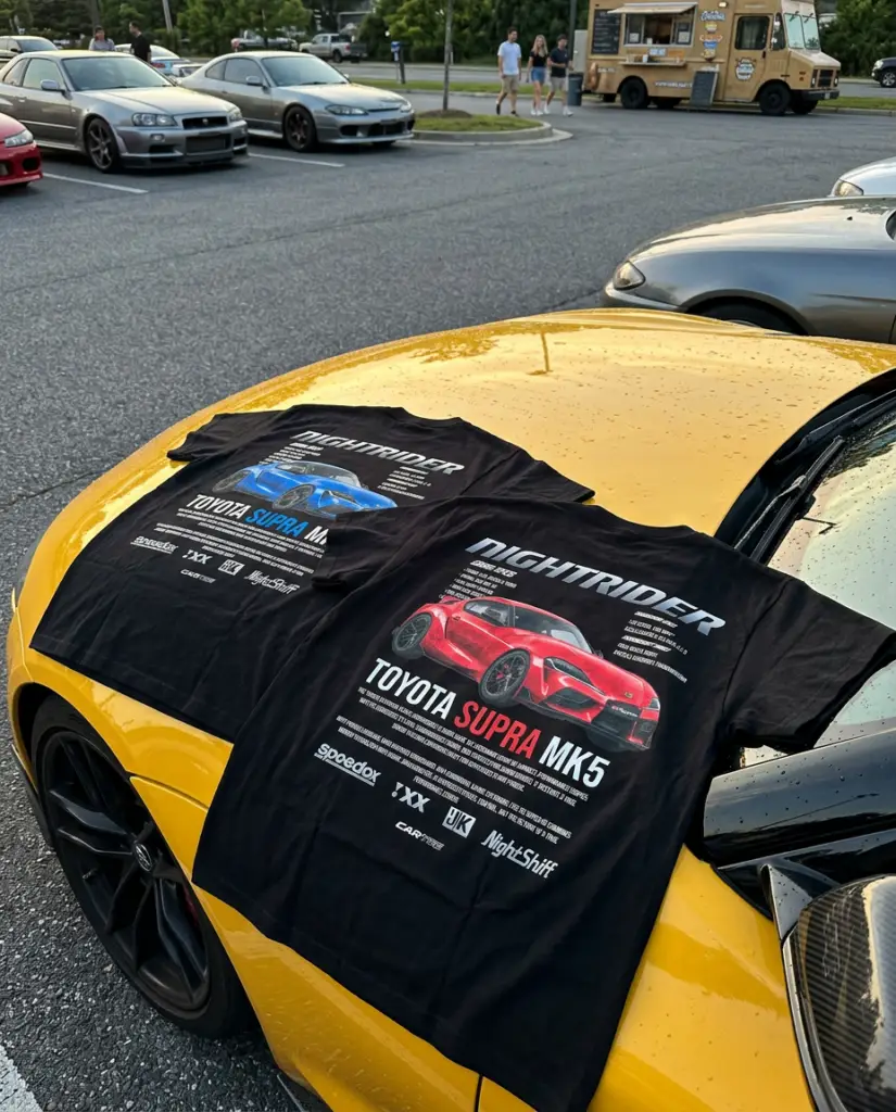 Czarne koszulki motoryzacyjne z nadrukiem Toyota Supra MK5 na masce żółtego samochodu